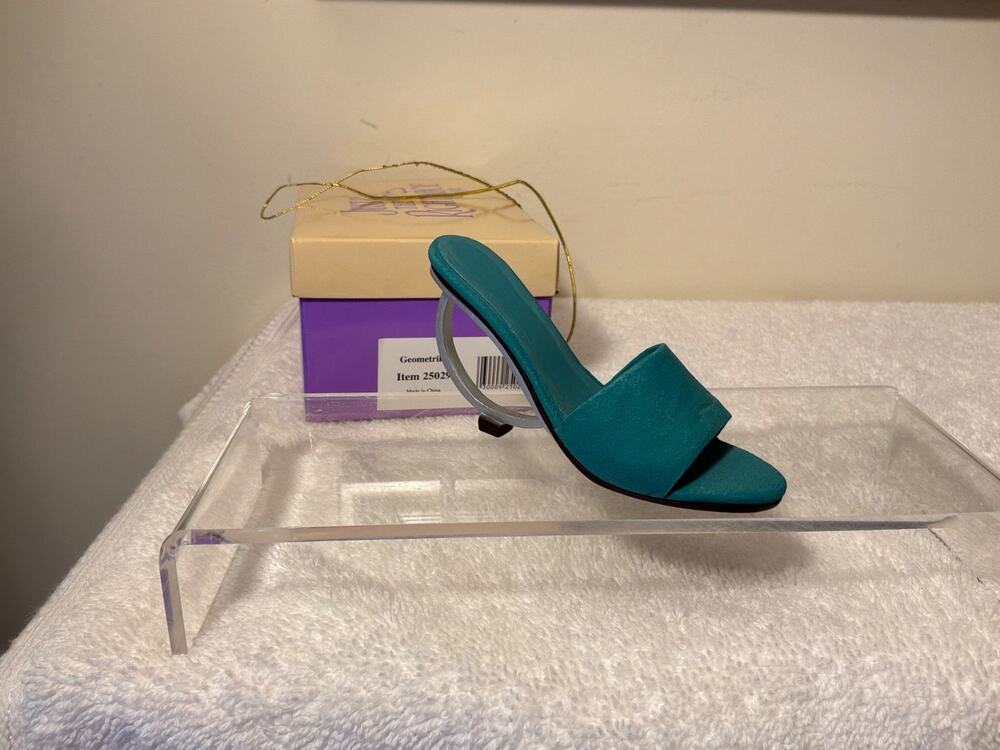 Just The Right Shoe Called "Geometrika"